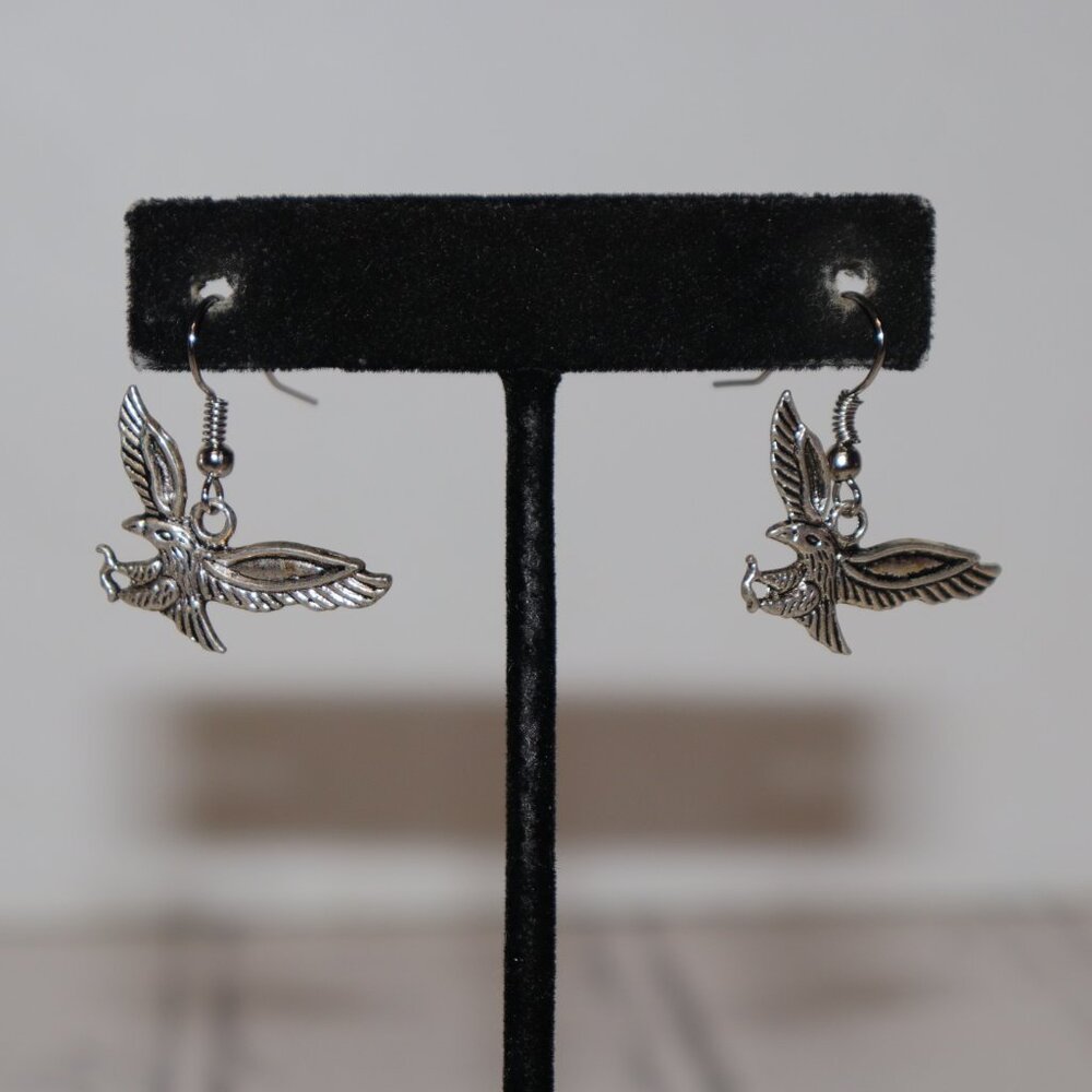 🦅 Beautiful NWOT Silver Eagle Dangling Earrings – 1 1/8" Tall  🌟